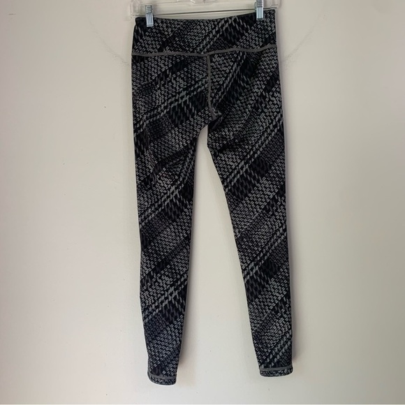 ATHLETA REVERSIBLE LEGGINGS Black and Gray sport running lightweight Size Small - Picture 2 of 9